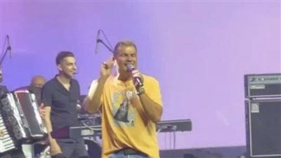 عمرو دياب يشعل حفله الغنائي بالكويت (فيديو وصور)