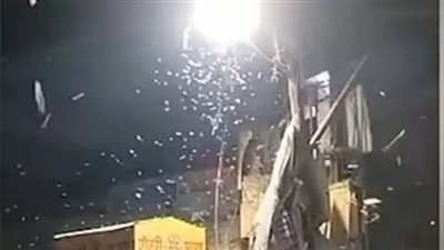 مشهد مرعب في الهند، السماء تمطر آلاف الديدان (فيديو)