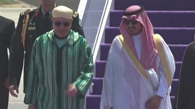 وصول الأمير رشيد بن الحسن رئيس وفد المغرب إلى جدة للمشاركة في القمة العربية (فيديو)