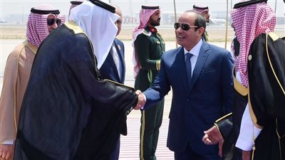 السيسي يصل مقر القمة العربية الـ32 وولي عهد السعودية في مقدمة مستقبليه