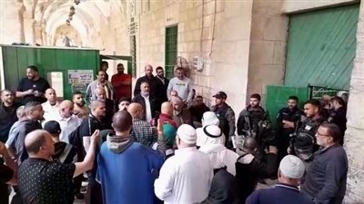 المستوطنون يرقصون أمام الأقصى، والاحتلال يمنع الفلسطينيين من أداء الصلاة