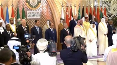 لأول مرة منذ سنوات، أمير قطر يصافح الرئيس السوري