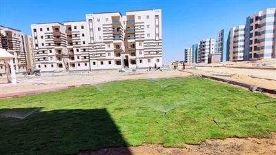 جهاز حدائق أكتوبر يرفع كفاءة المسطحات الخضراء بالمشروعات السكنية بالمدينة