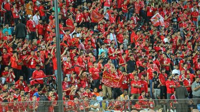 هتافات حماسية من جمهور الأهلي قبل مواجهة الترجي (فيديو)