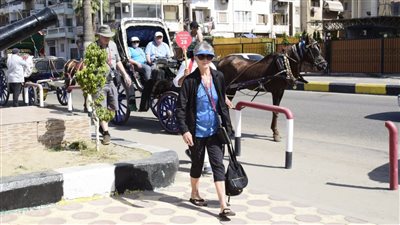 رواد الباخرة السياحية Vaiking Mars يزورون الأماكن السياحية ببورسعيد (صور)