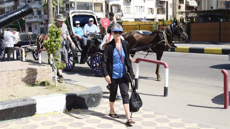 جانب من زيارة الأجانب