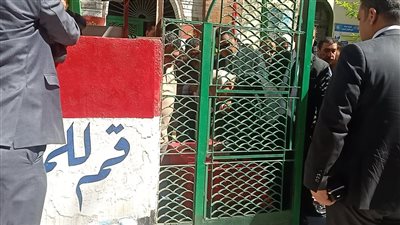 وزير التعليم يوقع حضور بدفتر زيارات مدرسة أحمد زويل في المنصورة (فيديو وصور) 