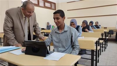 وكيل التربية والتعليم بالأقصر يشيد بمستوى الانضباط داخل لجان امتحانات الشهادة الإعدادية 