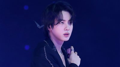 معجبو فرقة BTS يقدمون بلاغات بالتحرش الجنسي ضد سيدة حاولت تقبيل جين (فيديو)