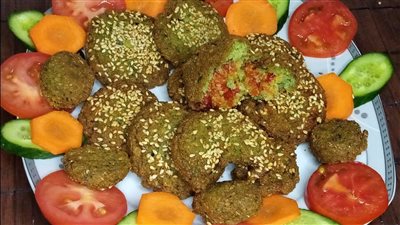 طريقة عمل الطعمية الإسكندراني المحشية من الشيف شربيني (فيديو)