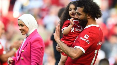 محمد صلاح يظهر مع أسرته في ملعب آنفيلد