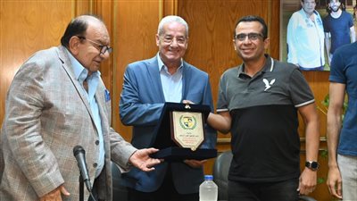 وفد دبلومة فيفا يتبادل الدروع مع رئيس المقاولون العرب والمشرف على الكرة