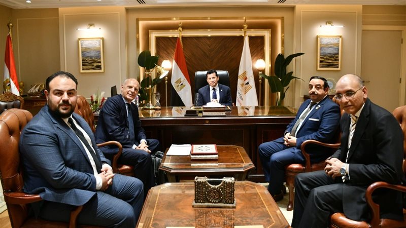 أشرف صبحي خلال استقبال