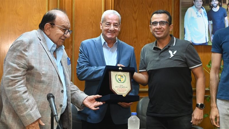 وفد دبلومة فيفا يتبادل