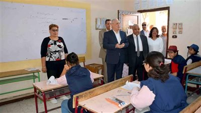 محافظ الأقصر يتفقد سير امتحانات الشهادة الإعدادية