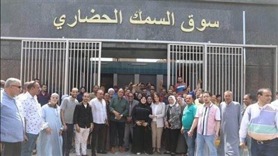 محافظ الجيزة لبائعي السمك بالسوق الحضاري: التزموا بالأسعار المقررة (صور)