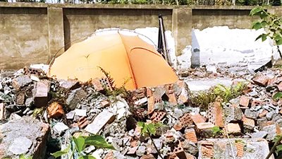 رجل يترك وظيفته وأصدقاءه ويفضل العيش في موقف سيارات مهجور 