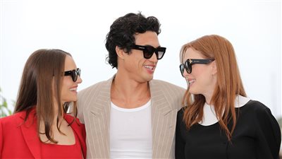 مهرجان كان، جوليان مور وناتالي بورتمان في المؤتمر الصحفي لفيلم May December (فيديو)