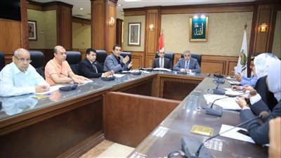 محافظ سوهاج يترأس الاجتماع للجنتي مراجعة تراخيص أعمال البناء وحوكمة منظومة العمران 