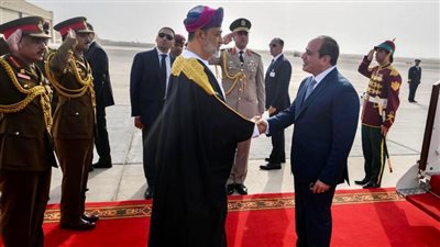  الرئيس السيسي يستقبل سلطان عمان بمطار القاهرة