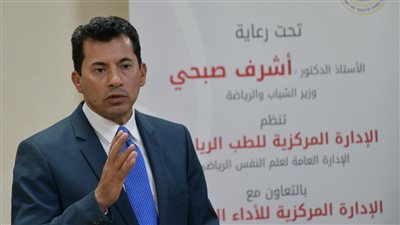 أشرف صبحي يهنئ منتخب الكرة الشاطئية بعد الفوز ببطولة كأس العرب 