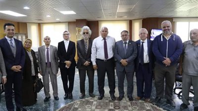 محافظ الوادي الجديد يلتقي وفد النقابة العامة للأطباء 