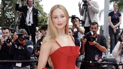 مهرجان كان، جينفر لورنس بمظهر ساحر على السجادة الحمراء لفيلم Bread and Roses