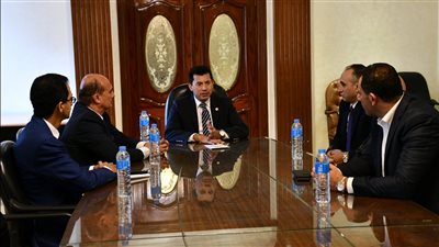 وزير الشباب والرياضة يلتقي مجلس إدارة اتحاد التجديف (صور)