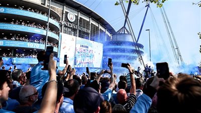 استقبال جماهيري رائع لفريق مانشستر سيتي بعد التتويج بالدوري الإنجليزي (صور)