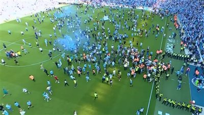 جماهير مانشستر سيتي تحتفل بلقب الدوري الإنجليزي بملعب الاتحاد (فيديو)