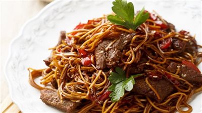 طريقة عمل النودلز باللحمة فى المنزل بمكونات صحية (فيديو)