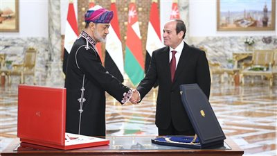 السيسي وسلطان عمان هيثم يتبادلان أرفع الأوسمة (صور)