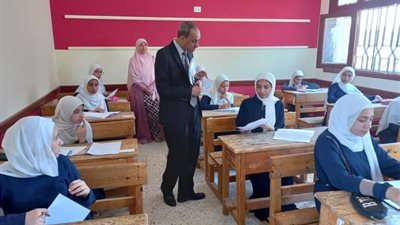 تلاميذ الابتدائية الأزهرية بالوادي يؤدون امتحان العربية، وطلاب الإعدادية يمتحنون في الهندسة (صور)