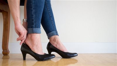 تفسير حلم لبس الحذاء في المنام وعلاقته بالتخلص من الهموم وسداد الديون 