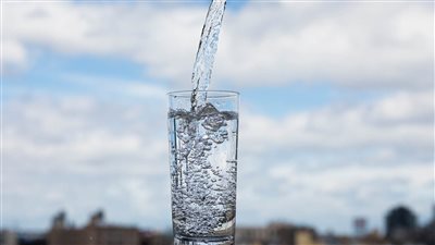 خبراء يوضحون أهمية شرب الماء أثناء الأكل