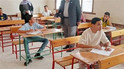 طلاب الصف الأول الثانوى يختتمون امتحانات نهاية العام بالوادي الجديد