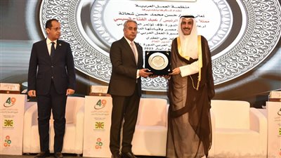 إهداء درع العمل العربي لوزير القوى العاملة بحضور أطراف الإنتاج العرب الثلاثة