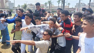 احتفال طلاب الإعدادية في بورسعيد بانتهاء الامتحانات على انغام المزمار (صور)