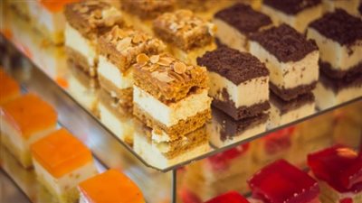 تفسير حلم أكل الحلويات في المنام وعلاقته بالحسد والحقد والغيرة 