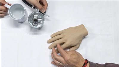 تقنية تمنح الأطراف الصناعية القدرة على الشعور باللمس 