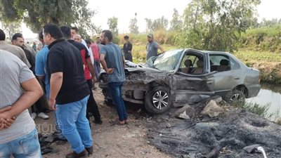 إصابة 4 أشخاص في تصادم سيارتين بطريق 