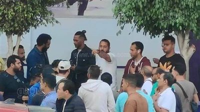 التفاف الجماهير حول محمد رمضان في المنصورة أثناء تصوير فيلم ع الزيرو (صور)