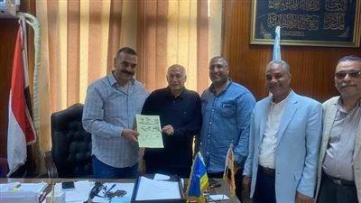 رئيس حي شرق الإسكندرية يسلم 4 مواطنين رخص محلات