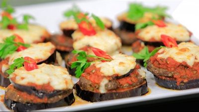 طريقة عمل بفتيك اللحم بالباذنجان من الشيف المغازي (فيديو)