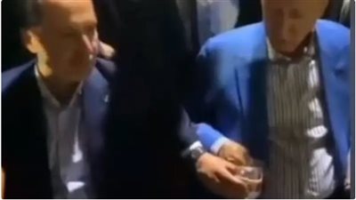 تصرف مثير، أردوغان يرفض كوب ماء من حارسه الشخصي ويأخذه من ابنه (فيديو)