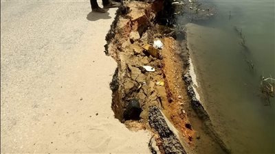 انهيار جزئي في طريق ترعة السويس بالإسماعيلية.. والمحافظة تتدخل (صور)