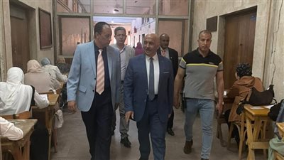 نائب رئيس جامعة الزقازيق يواصل جولاته لتفقد سير الامتحانات بكلية الآداب
