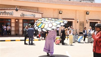 بالأغاني البدوية، مطروح تستقبل أولى رحلات طيران الشارتر القادمة من إيطاليا (صور )