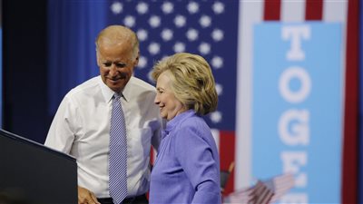 لأول مرة، هيلاري كلينتون تعلق على تقدم جو بايدن في العمر