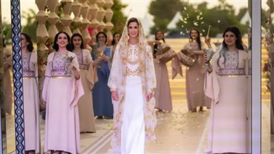 من يقدم رجوة آل سيف لعريسها الأمير الحسين في حفل الزفاف؟